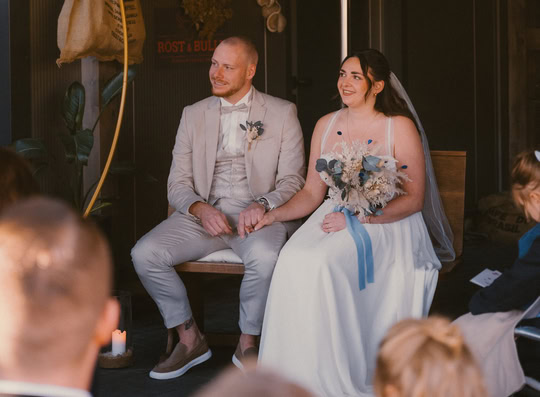 Das Brautpaar während der freien Trauung.