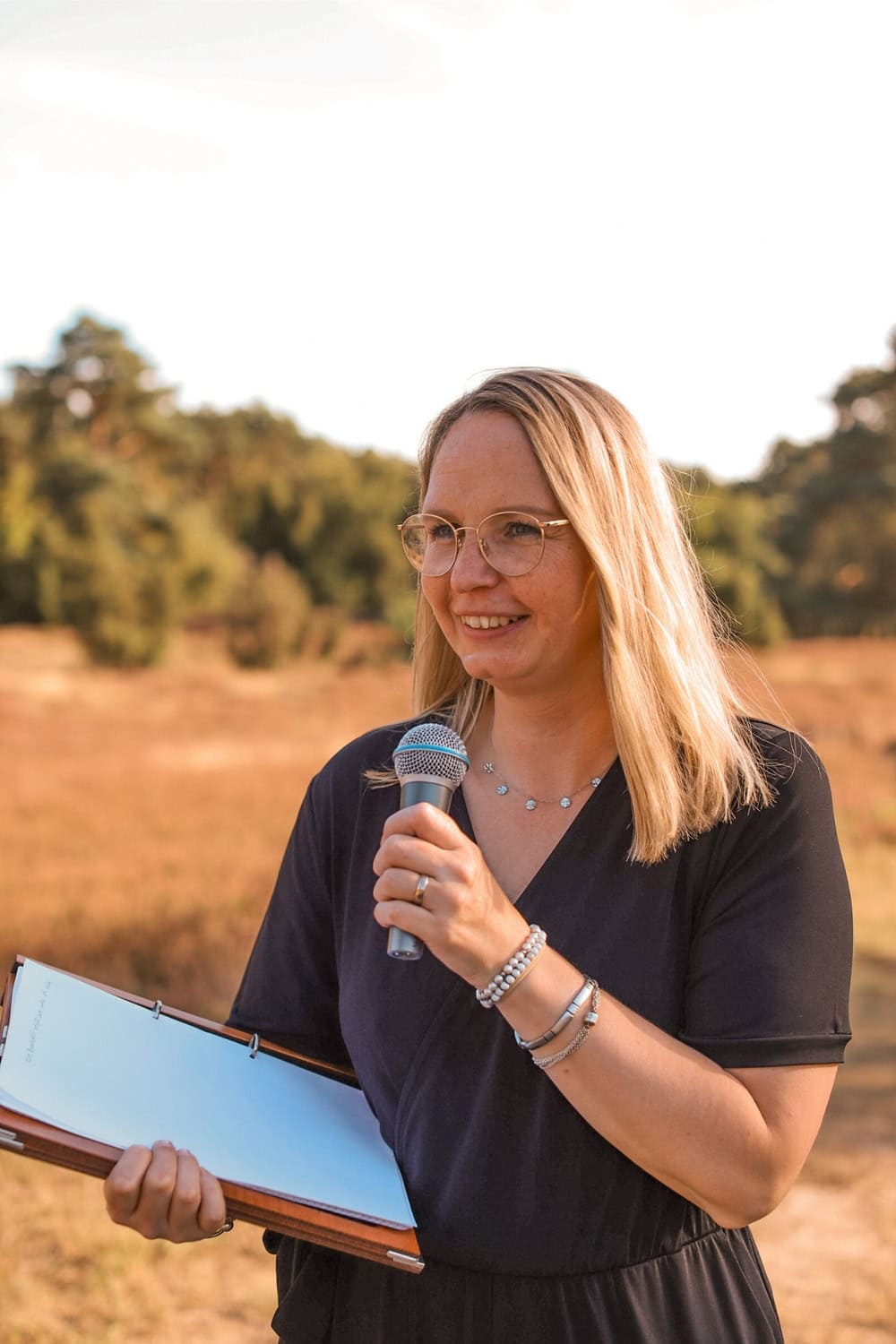 Meike Schweder steht vor einem Feld und hält eine Rede.
