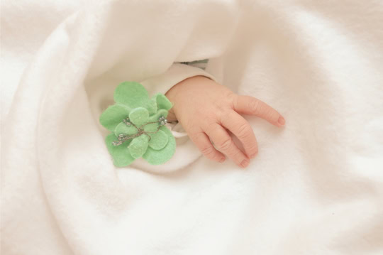 Kleine Hand eines neugeborenen Babys.